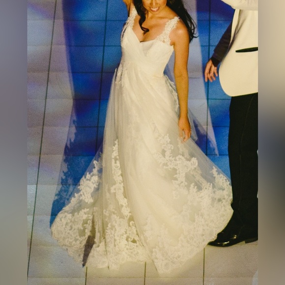 Pronovias Wedding Dress (US 4) - Picture 8 of 11